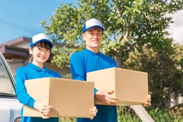 丁寧に荷物を運ぶドライバーの写真